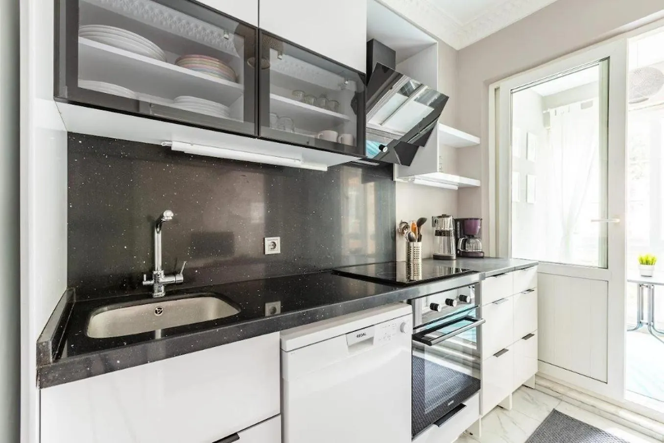 Charming Modern 1Bd Airy Kadikoy Gem! #308 Istanbul